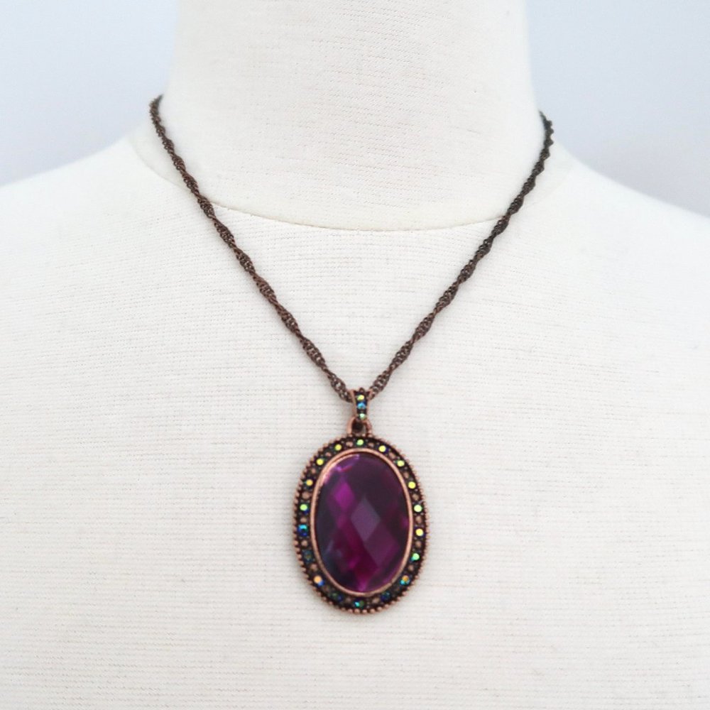 1928 Chain necklace w purple stone pendant.